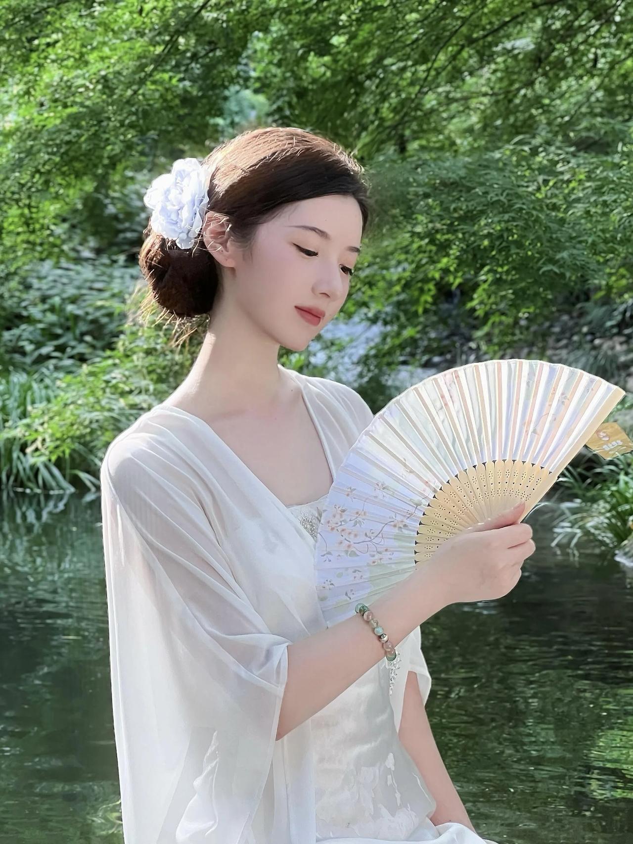 古典美人手持团扇
