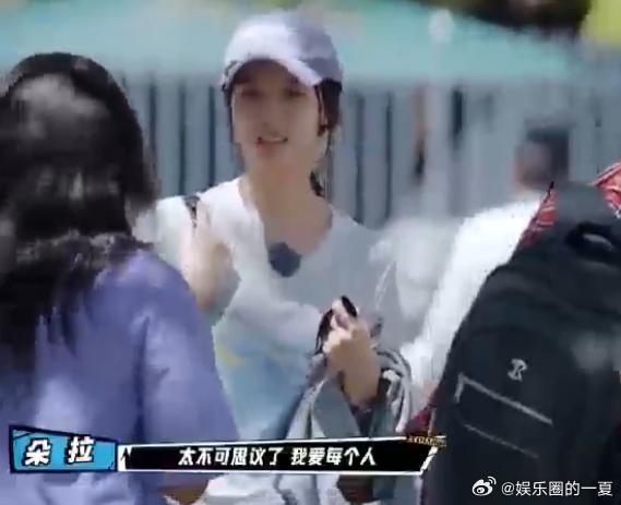 小伙小妹换游记这一刻像交错时空 黄子韬徐艺洋偶遇离开的非洲友人，一见面就聊起这段