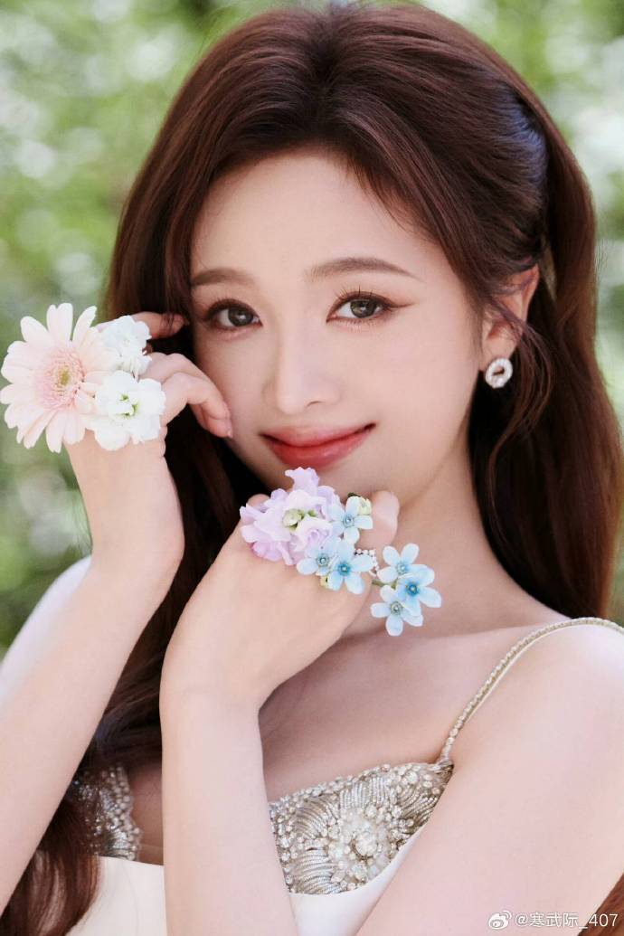 吴宣仪翟潇闻背后抱穿衬衫 翟潇闻背着吴宣仪穿衣服 好六游戏名场面来袭，翟潇闻背起