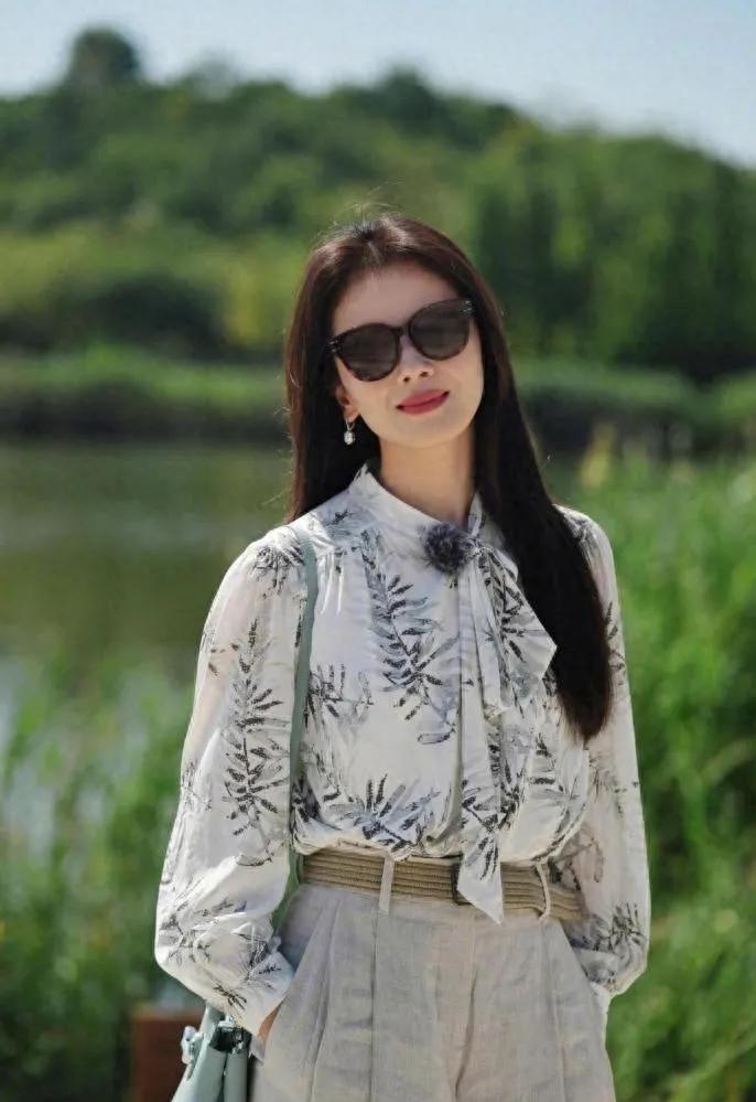 47岁刘涛状态绝了！清冷感穿搭模板请查收💫
 
谁能想到刘涛都47岁了！这身搭