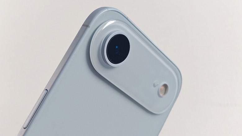 在中国量产 iPhone 17 系列的工厂（深圳富士康）发布了 iPhone 1