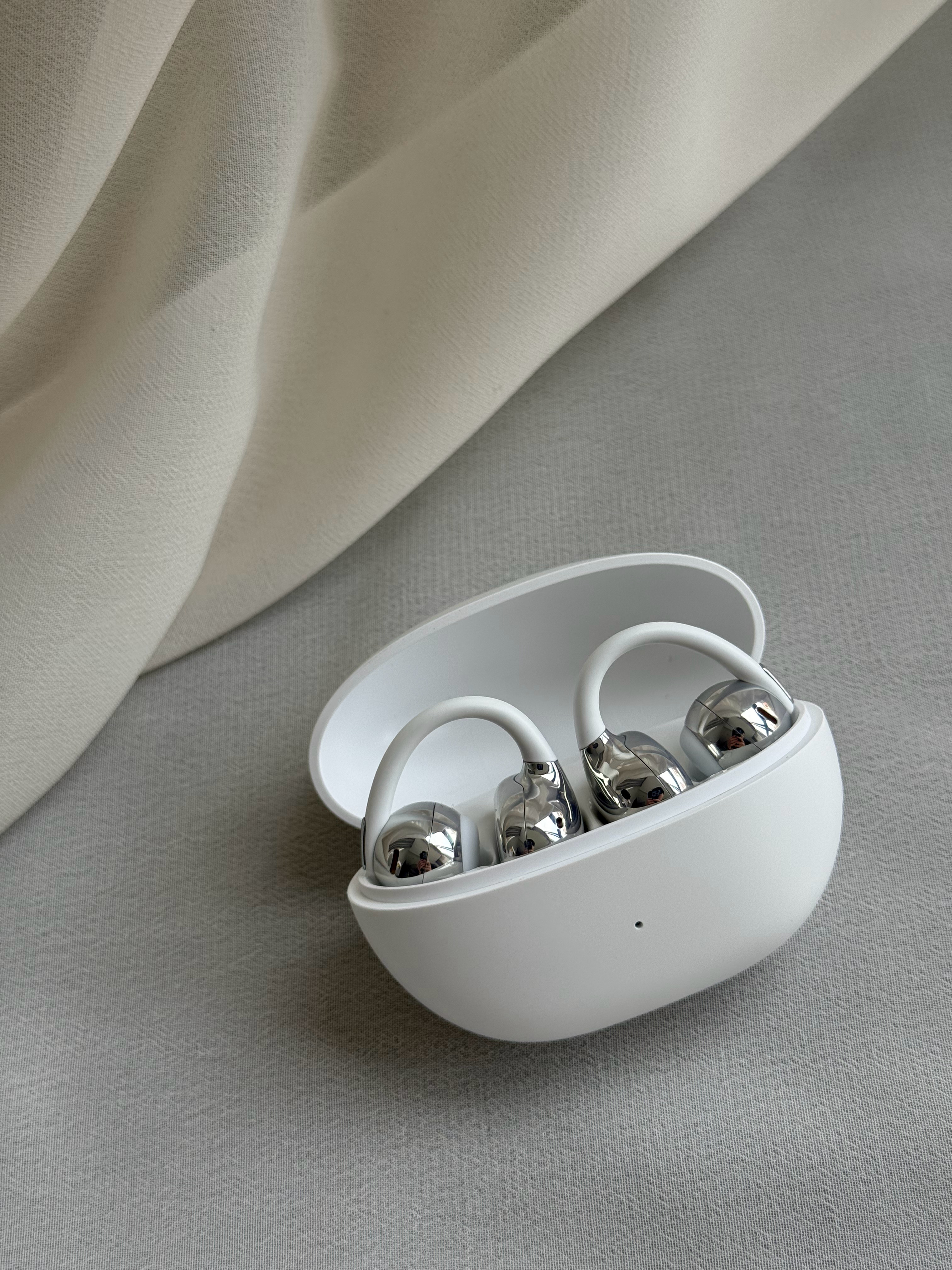 倍思MC2 S这波直接把舒适度拉满了！单耳重量才4.9g，加上云朵气囊软硅胶贴耳