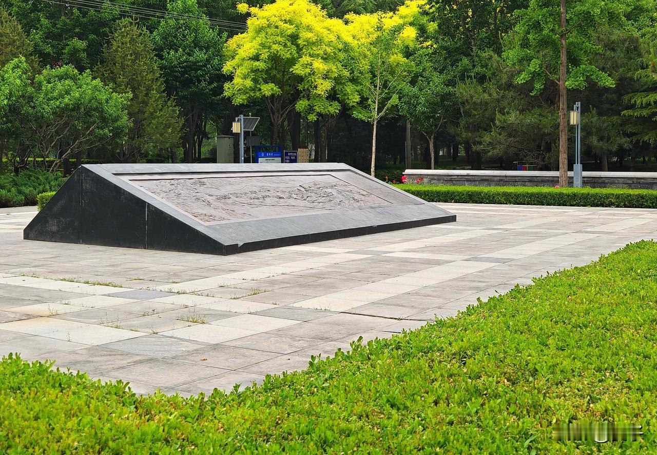 影湖楼公园，皇家园林旁的原生态秘境  
漫步影湖楼公园，最直观的感受便是山水相依