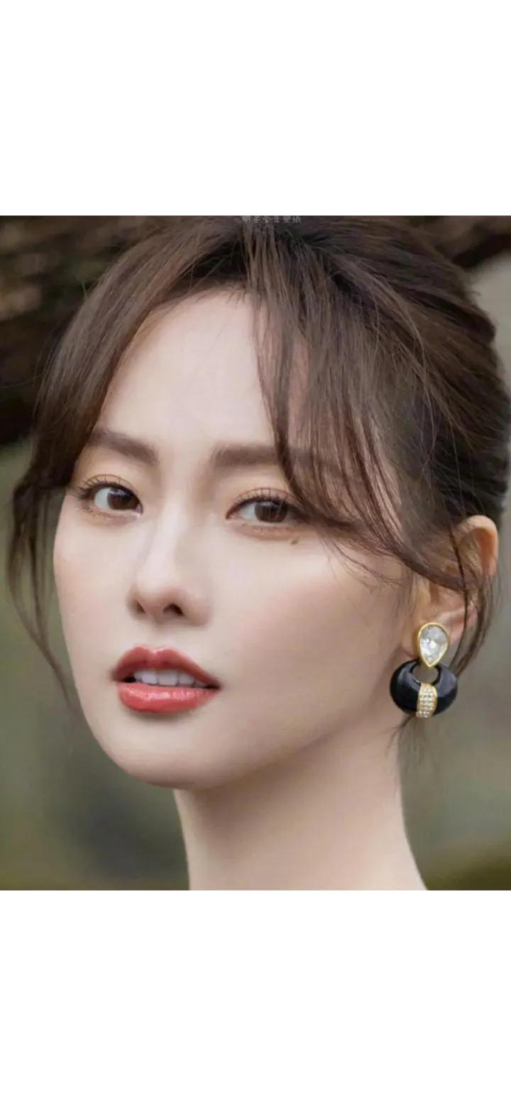 张嘉倪复出之路：挑战与机遇并存

张嘉倪，曾是一位备受瞩目的女星，去年11月初因