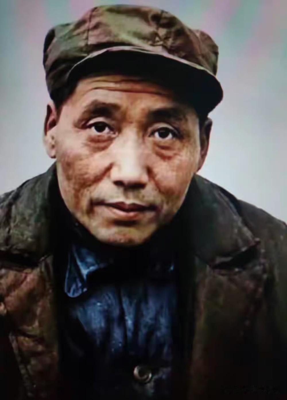毛主席长征刚到达延安时，留下了一张雕塑般的照片， 消瘦而又坚毅的脸庞，深邃而又锐