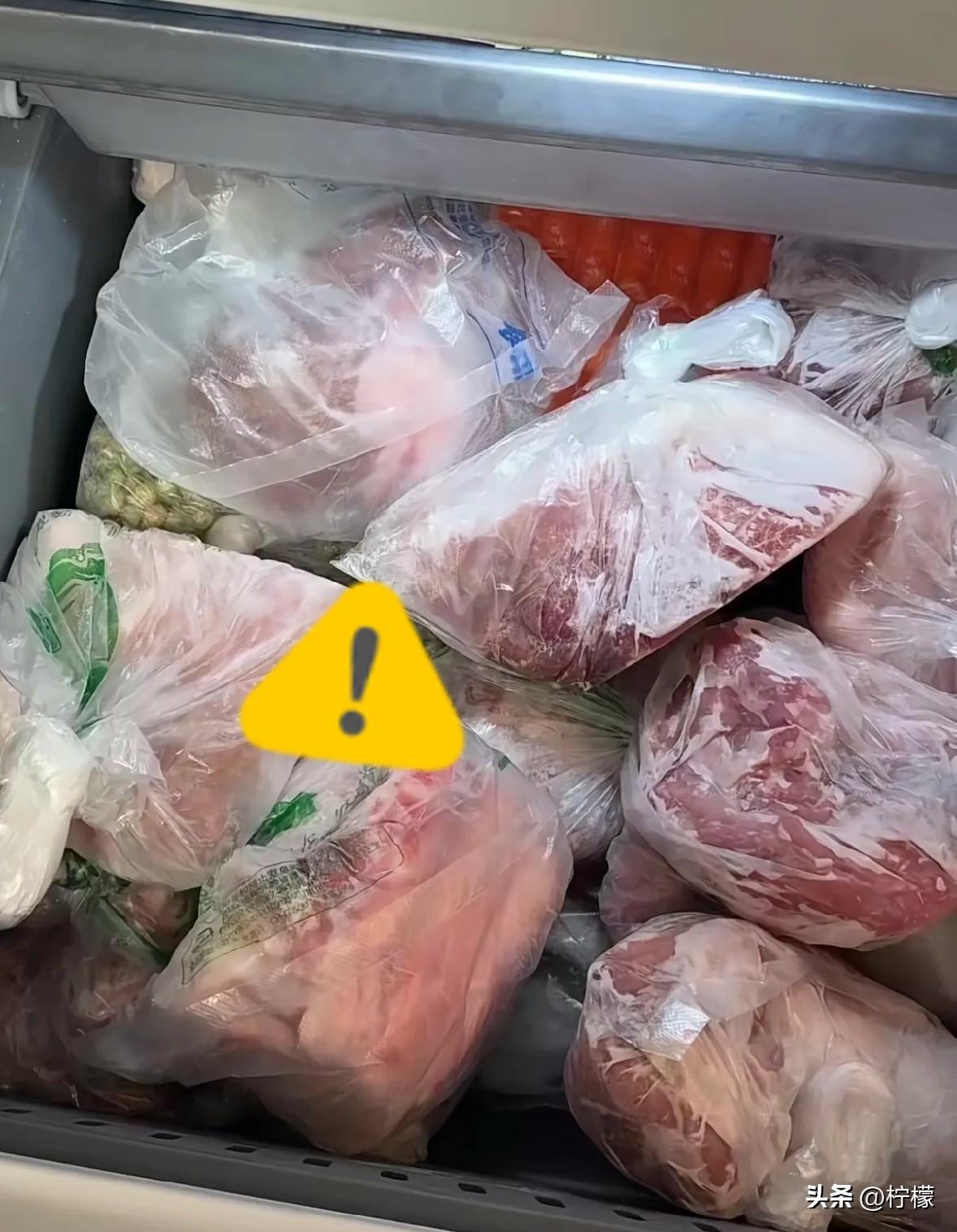 对门邻居要出国打工，
打算把冰箱里的东西卖给我，我问她咋卖，她说给1000块就行