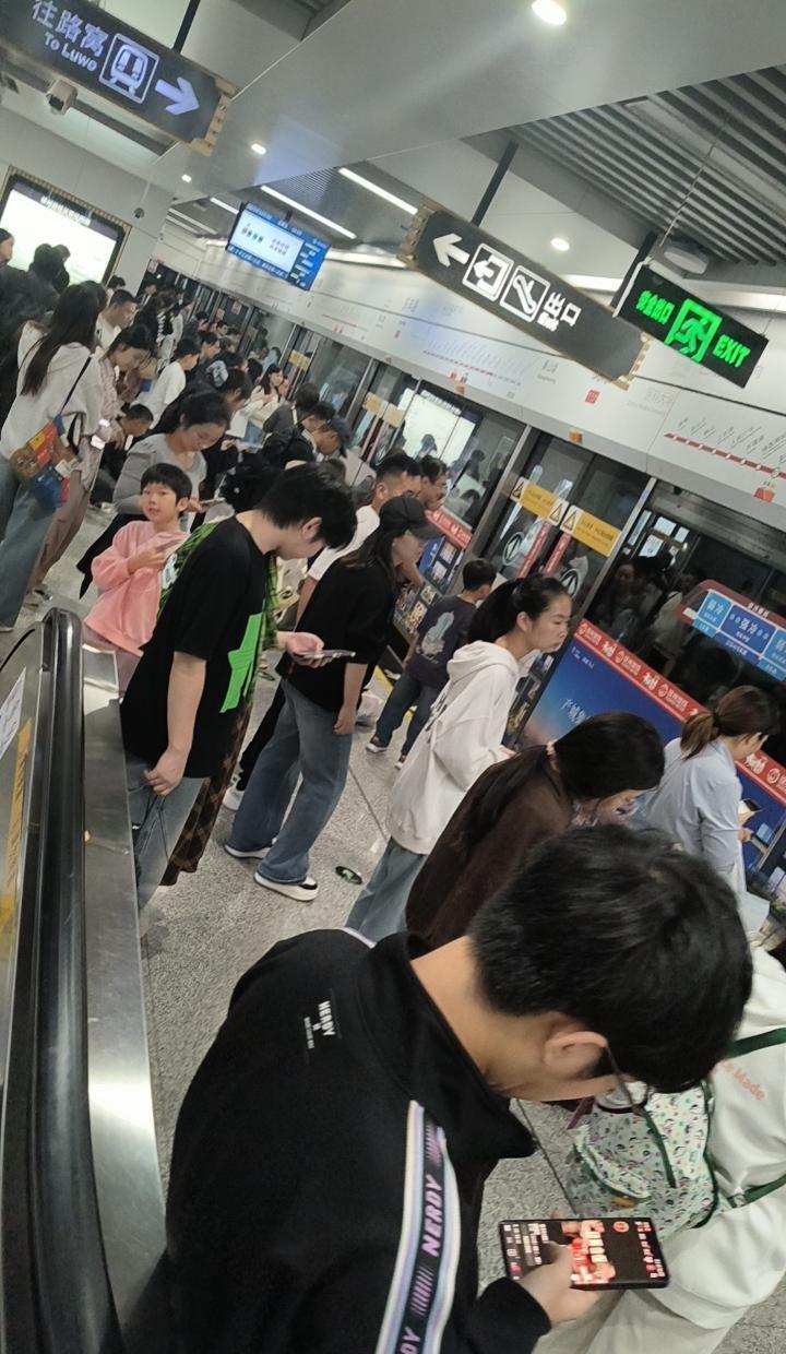 网友：2025年10月3日，（国庆假期第三天 周五），15:55分，徐州地铁一号