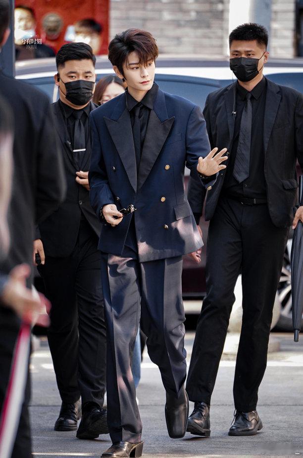 丁禹兮 范思哲今晚的丁禹兮自带顶级高级氛围感！一身西装衬得气质愈发通透，成熟贵气