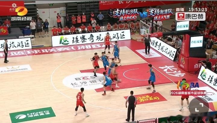 今天晚上，长沙贺龙体育馆座无虚席，大家现场观看长沙队对阵湘潭队的比赛。
场上穿红
