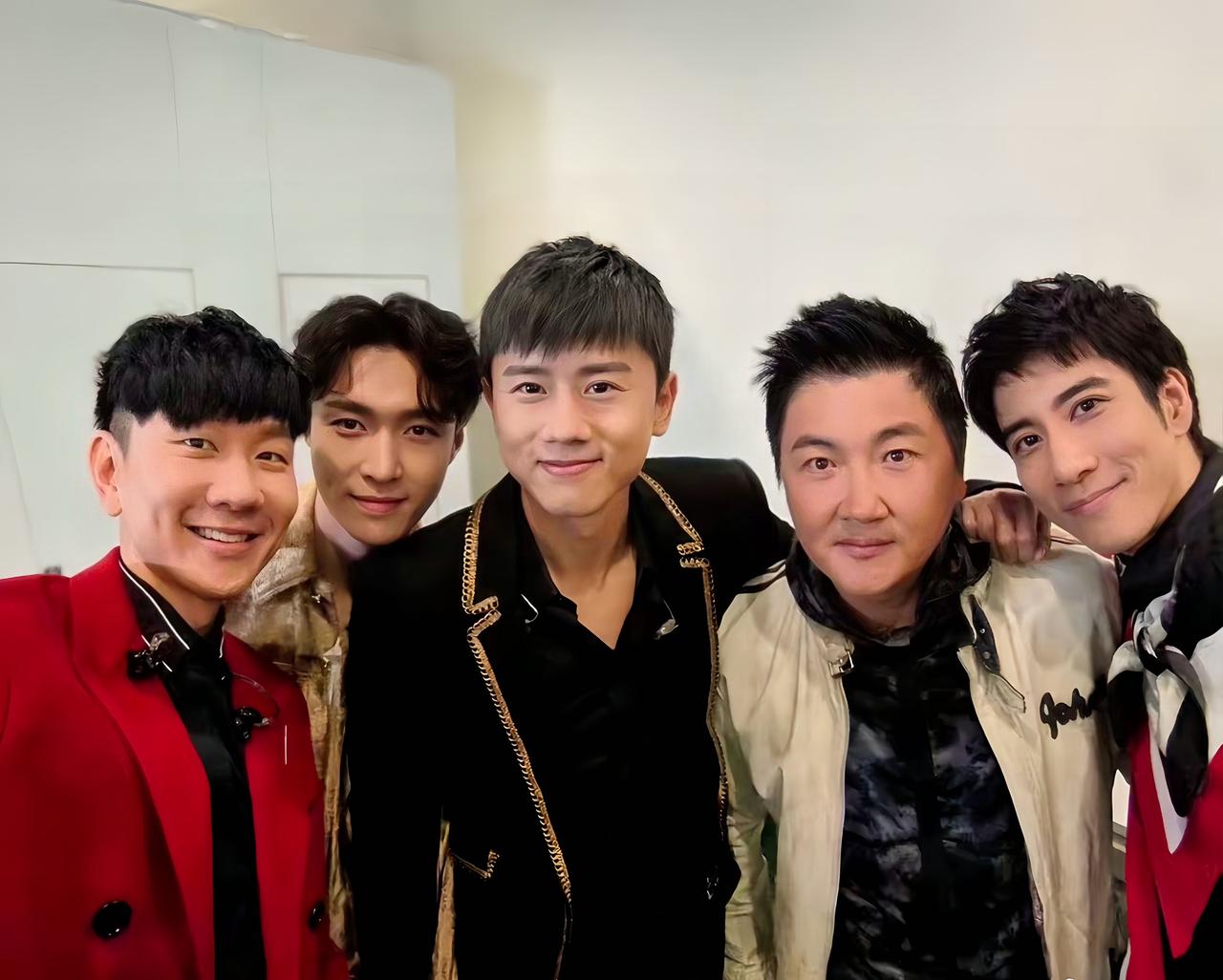 这几位是乐坛的实力歌手，从左起林俊杰、张艺兴、张杰、孙楠、王力宏，唱功了得，还那