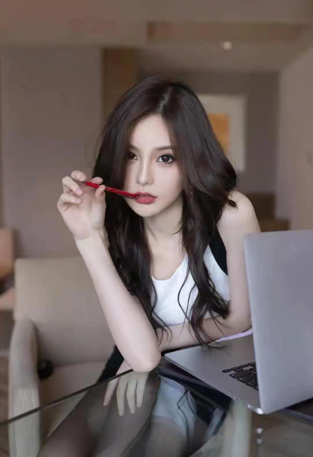 这样的女秘书，不用干活，看着别人干活，老板都觉得划算[笑哭]