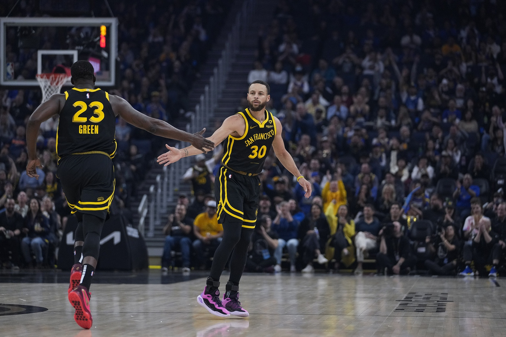 NBA季后赛，独行侠客场104-92击败雷霆，系列赛3-2领先对手。追梦和卡鲁索