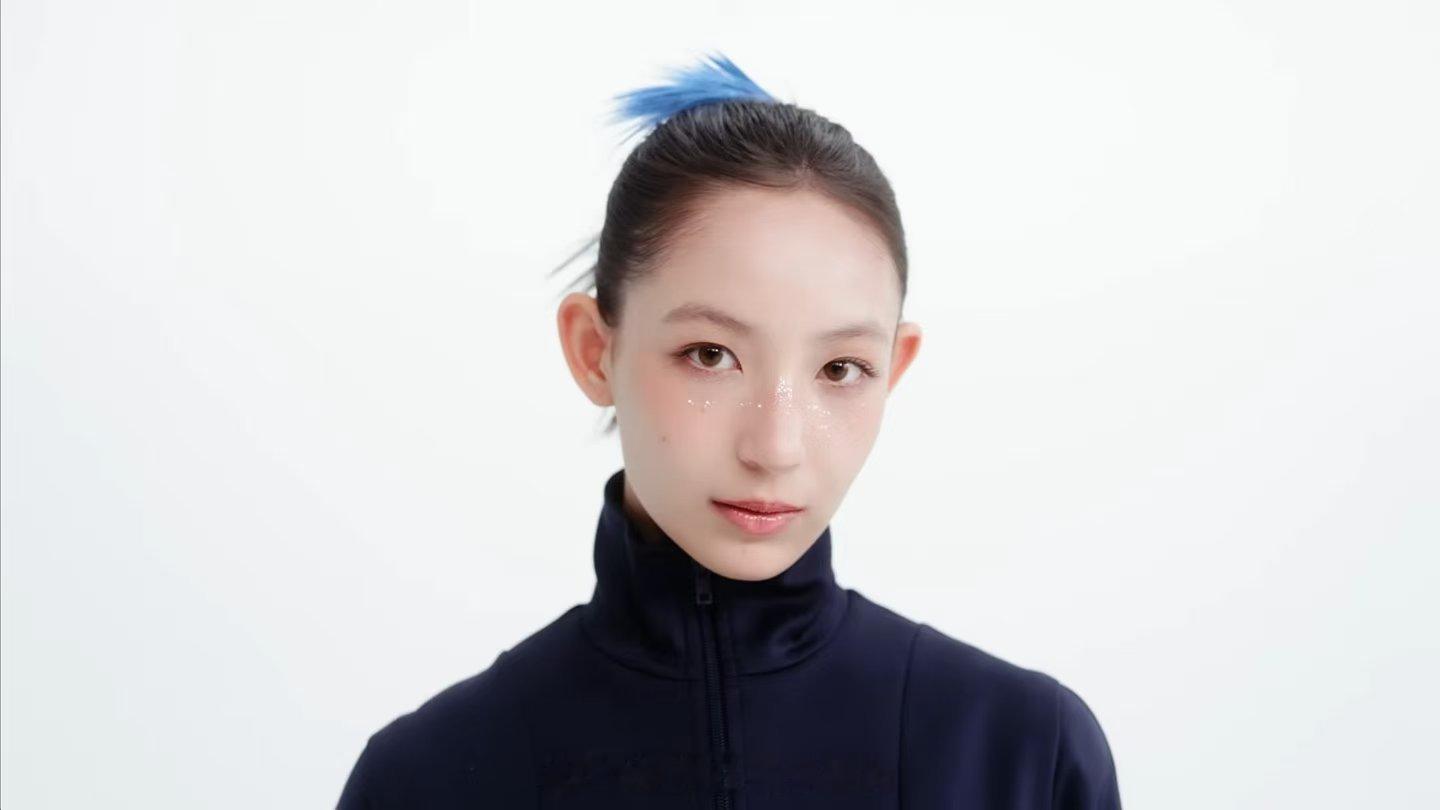 HYBE新女团成员撞脸李斯丹妮 第一眼看成了李斯丹妮，仔细一看居然是11年的妹妹
