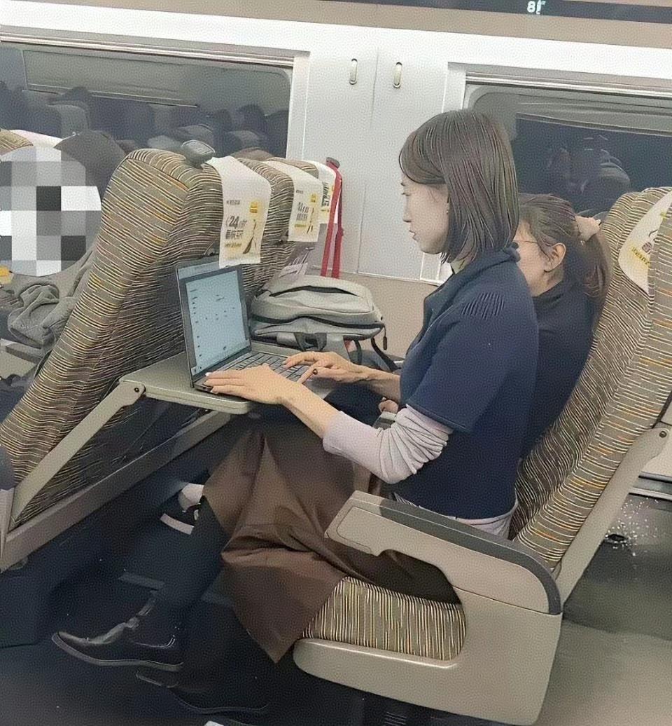 邻座上的小菇凉，从上车就开始修改PPT，到站了电脑还没来得及收，看她这连喘气都顾