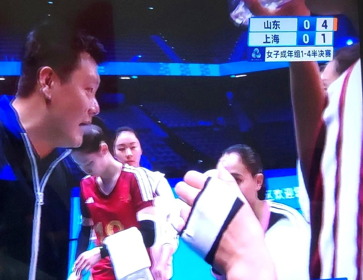排超联赛这场半决赛，上海女排输得不冤。山东队的女教练温媛，场上冷静得很，反观上海