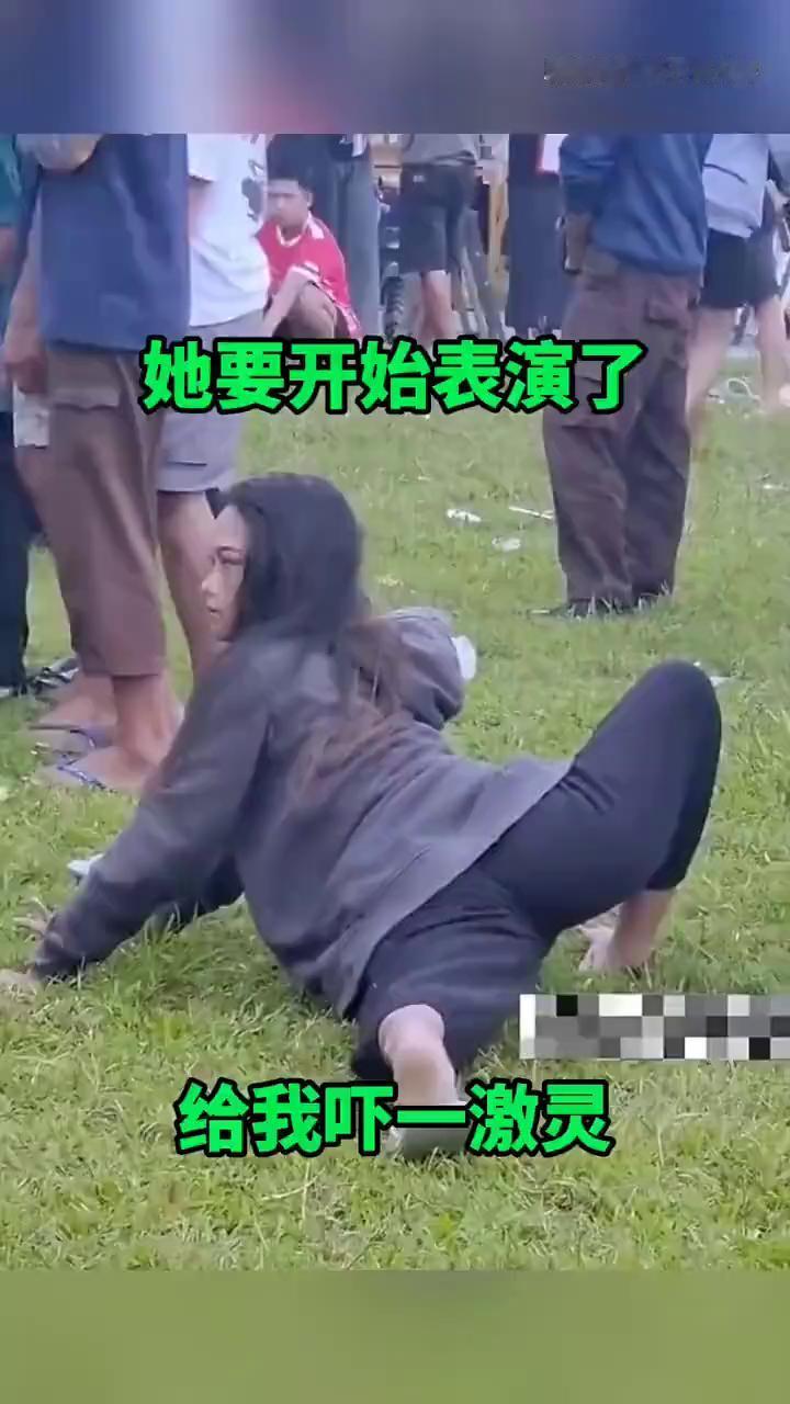 她要开始表演了，给我吓一激灵。
龙龙哥搞笑配音。
这姑娘长得俊。
什么情况这是？