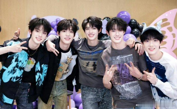 TOP登陆少年成团后首张合照：朱志鑫、张泽禹、张极、左航、苏新皓，谁是门面担当？