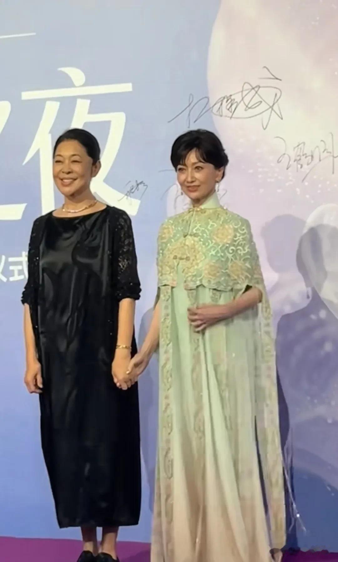 赵雅芝和好友倪萍，南北女神大同框，俩人现身青年电影节，手牵手走红毯，多好的姐妹情