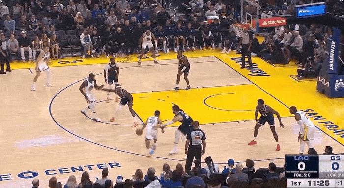 逆天手感！库里把祖巴茨当瞄准镜了！
在今天NBA季前赛勇士对阵快船的首节比赛中，