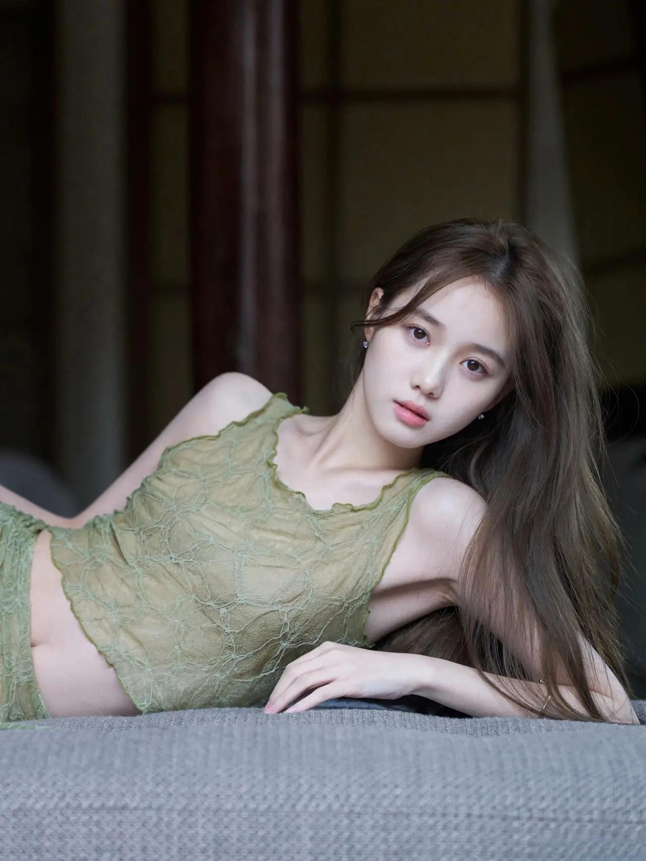 🥭台的新晋美女主持——李瑜uu[心]，性感美图太多了，莫非主要优势在于——腿与