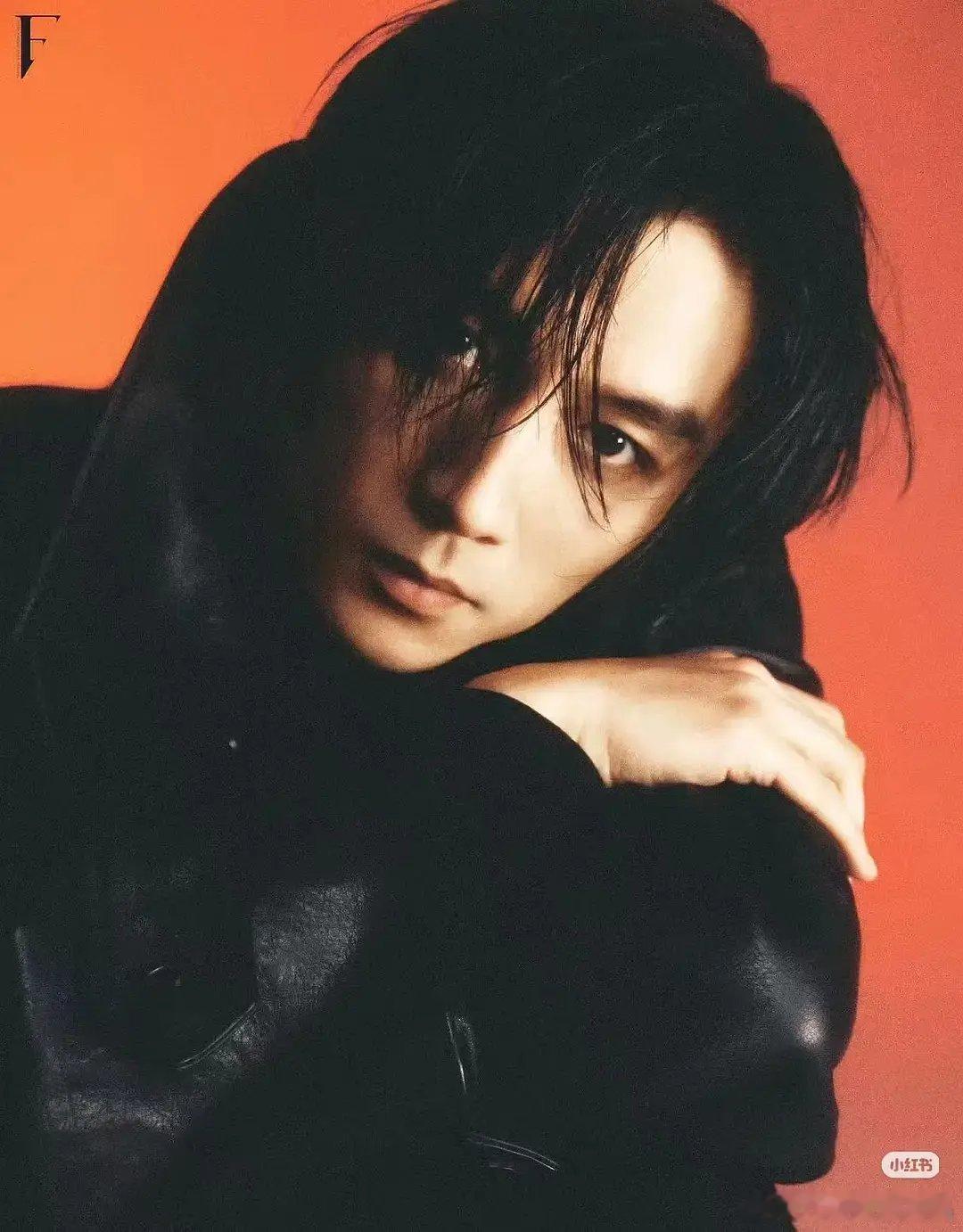 陈晓最近拍的两本杂志有些照片质感不错，我记得他以前学过美术，画画不错。 