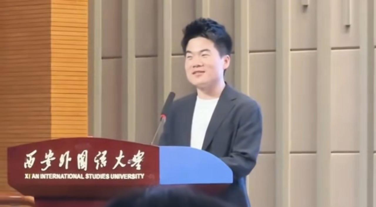 董宇辉回母校，师弟师妹喊，“董老师，我妈可喜欢你了！”
按董宇辉的忙法，他是没有