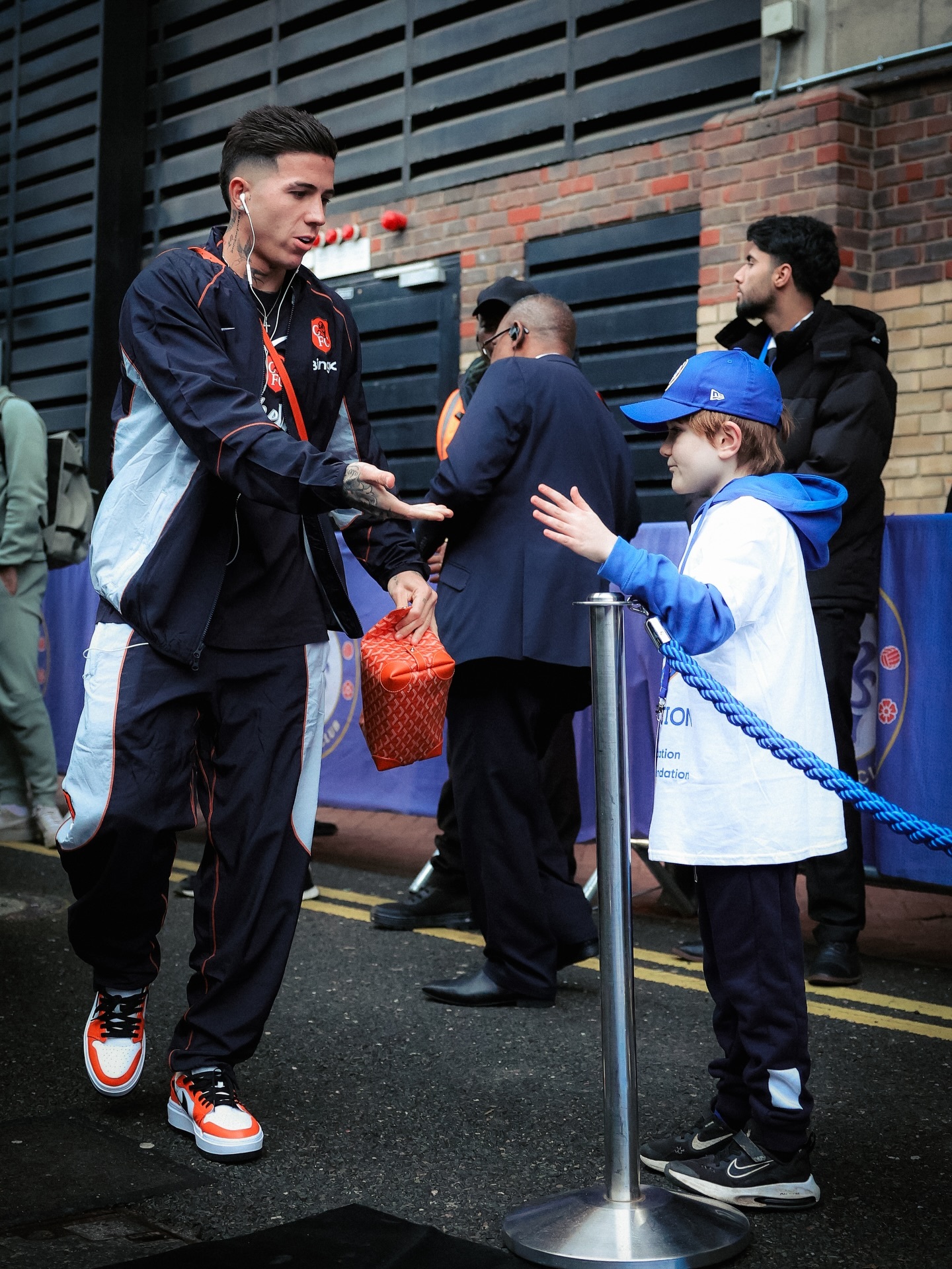 恩佐赛后更新ins：为俱乐部庆祝150场比赛真是疯狂。与我们的球迷一起，在主场取