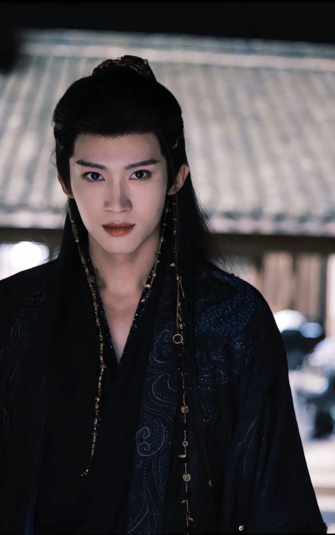 归国男爱豆拍古装不违和，反而还很帅的，我看只有闫桉其他归国多多少少还有点古偶妆造