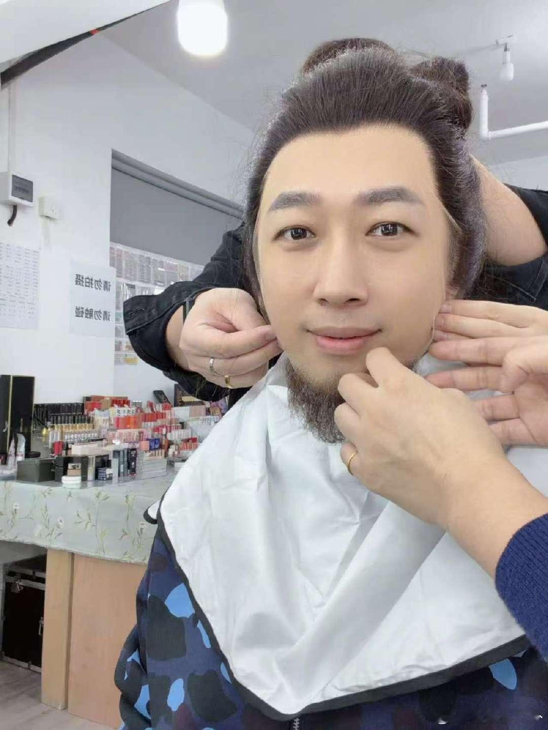 铠甲的鎏金纹路太精致了，手工敲纹的细节藏着匠心，配上演员的气场，瞬间脑补出沙场征