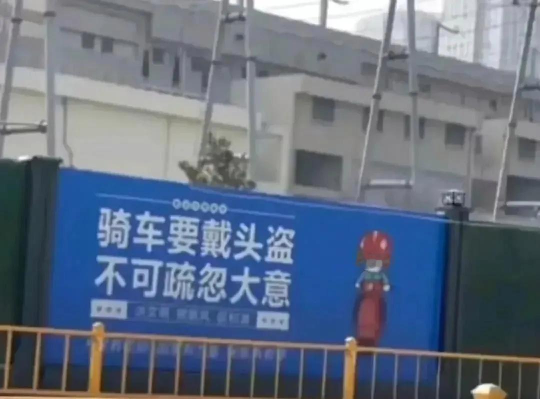 在网上看到好几个存在问题的标语，觉得很有意思，特别给汇总起来说一下。

分析一下