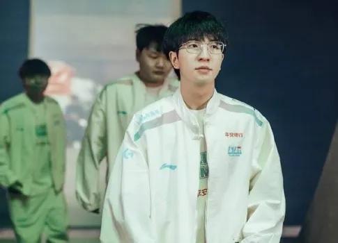 ELK太令人失望了，真不配作为顶尖AD！现在看来，他充其量也就是加强版的Jack