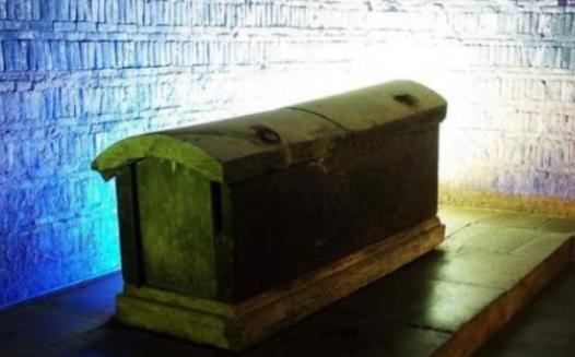 1945年，王绍义用炸药成功炸开康熙帝景陵的地宫，尘埃散去后，六口棺椁静静躺在三