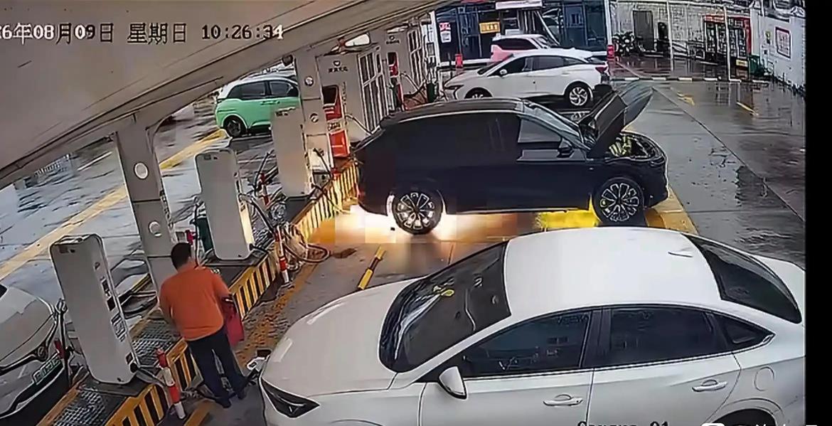 没有黑的意思，截取了起火瞬间两个角度的视频截图。
首先可以排除是充电桩自燃，起火