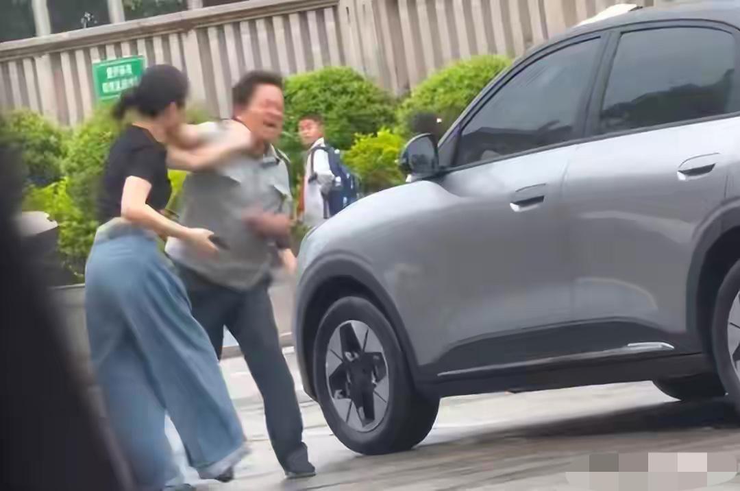 刷到学校门口这起互殴致伤的后续，

真的是一声长叹——本来可能是件小事，现在闹到