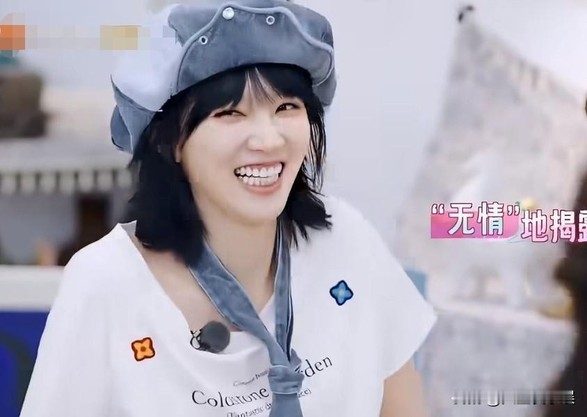 唐九洲问黄灿灿的妈妈：“哪里打肉毒了？我看看。”黄灿灿妈妈不好意思的笑了。这时候