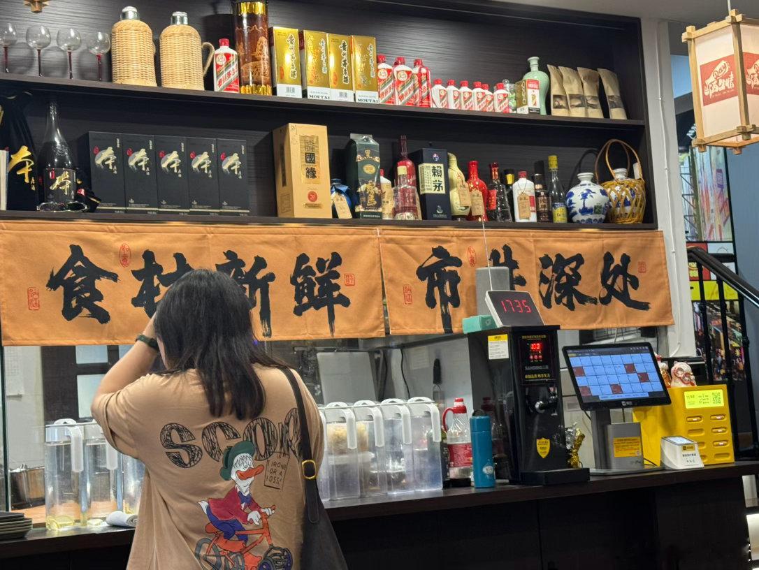 连续三天在这里和朋友聊天吃饭，因为离我家近而且每个菜都是能看着铁锅炒出来的，旁边