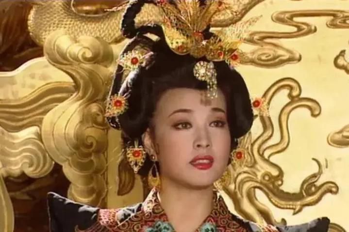公元655年，武则天难产昏死了过去，产婆问照顾她的姐姐：“保大还是保小?”姐姐瞟