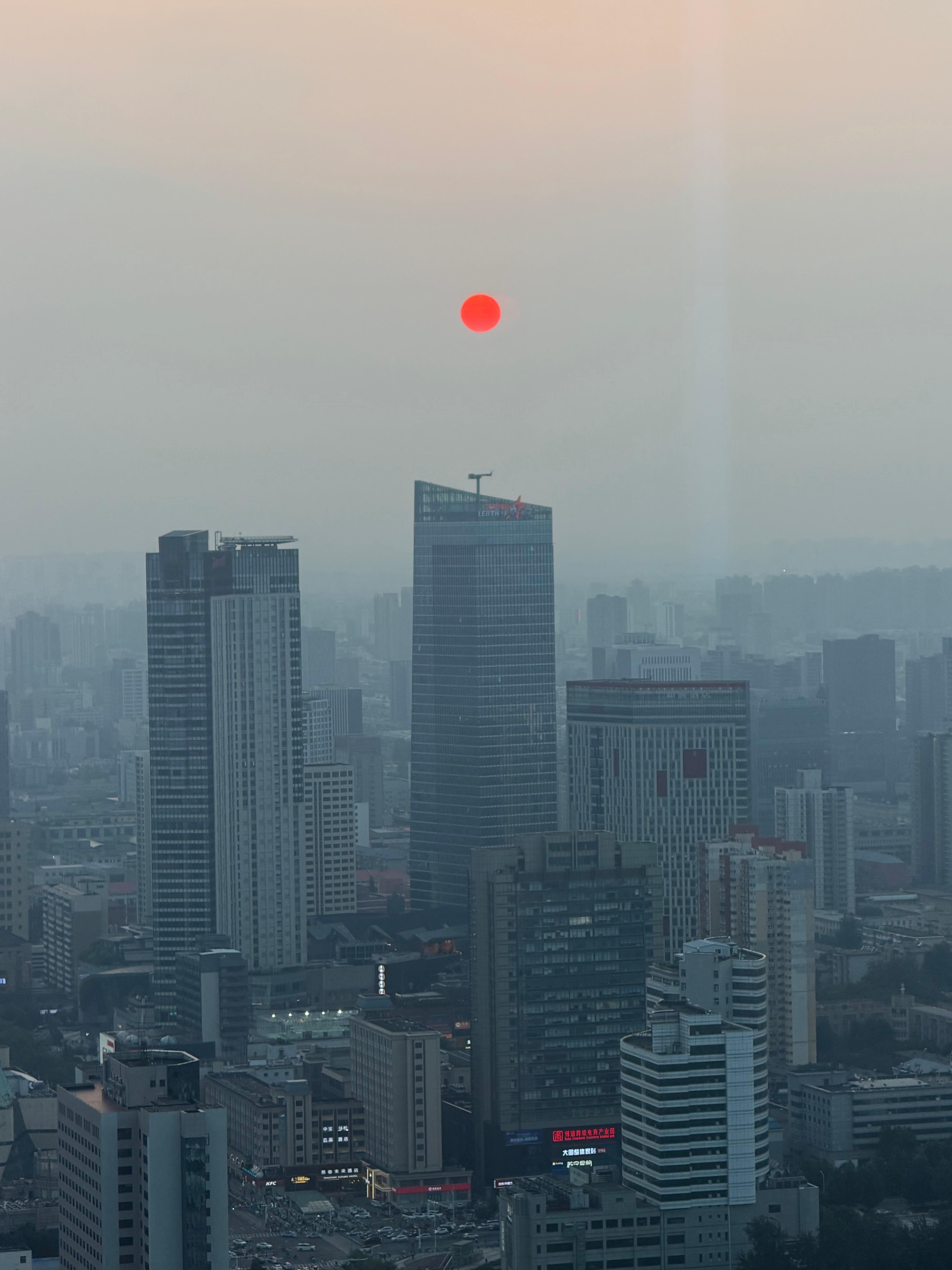 原来石家庄是有山的。这个城市太美了，以后常来。 石家庄·中山东路