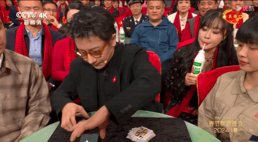 注意力完全被AD钙奶吸引住了，完全不知道刘谦在干嘛[捂脸]