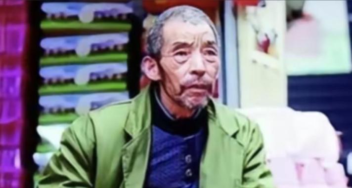 武汉街头，一个煎饼摊主捡到了 2 个女婴，他终生未娶，20 年后，女儿们成了博士