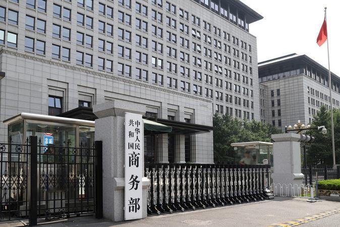 最近美国商界安静得反常，不仅苹果等巨头集体装死，美国政府也罕见失声。

原因无他