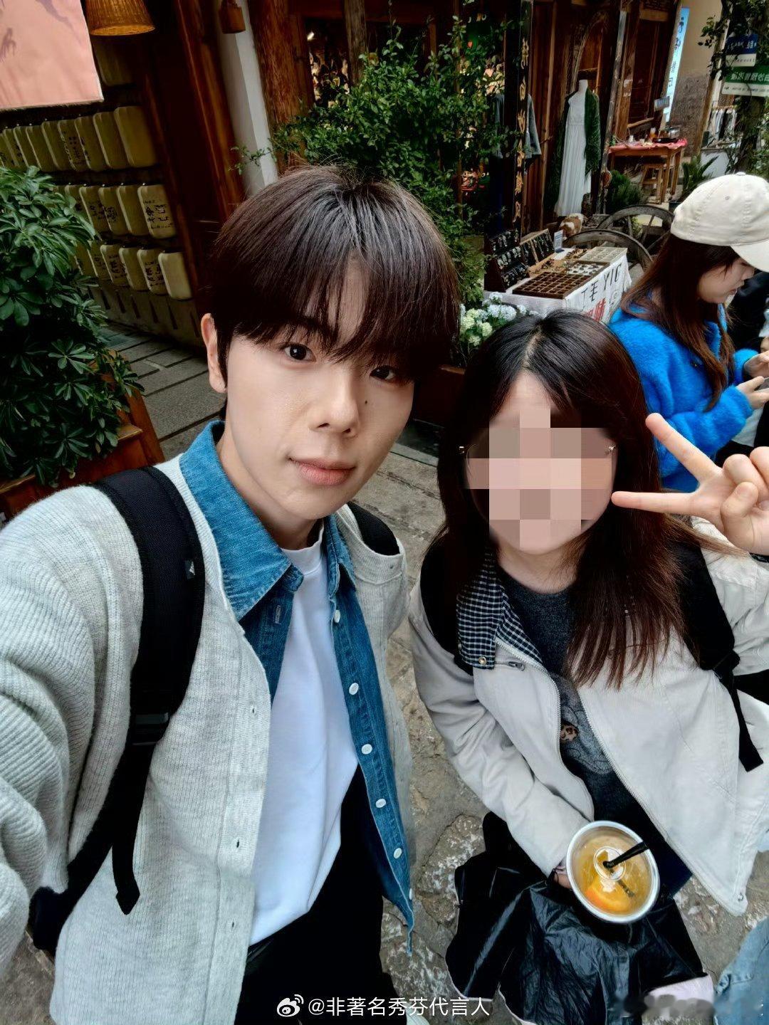 垫底辣孩与路人合照状态是不是 跟以前自己原图不一样了，更像视频里的状态。 