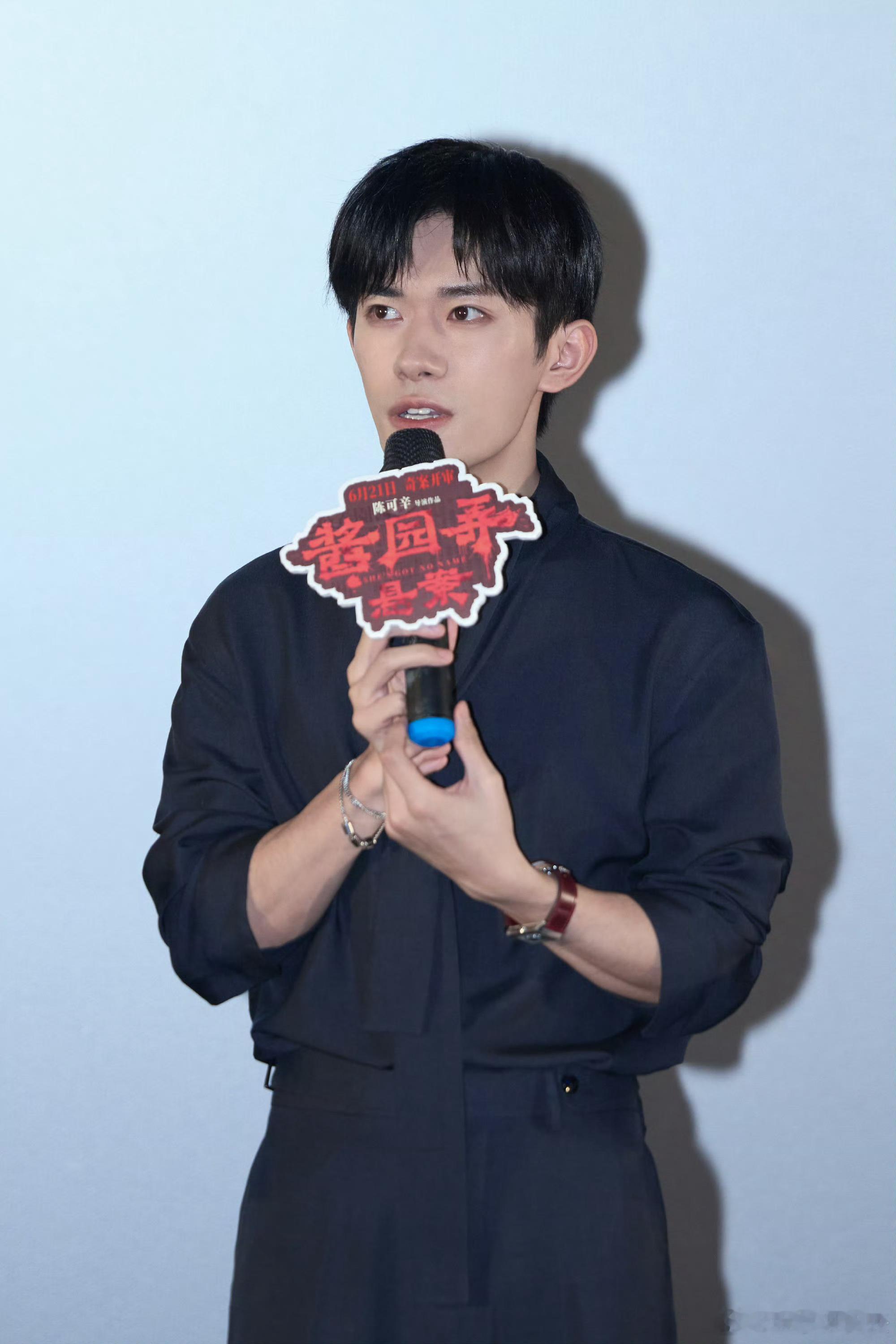 易烊千玺曾想匿名出演酱园弄 近日，接受了的封面采访。“《酱园弄》里我客串一个瞎子