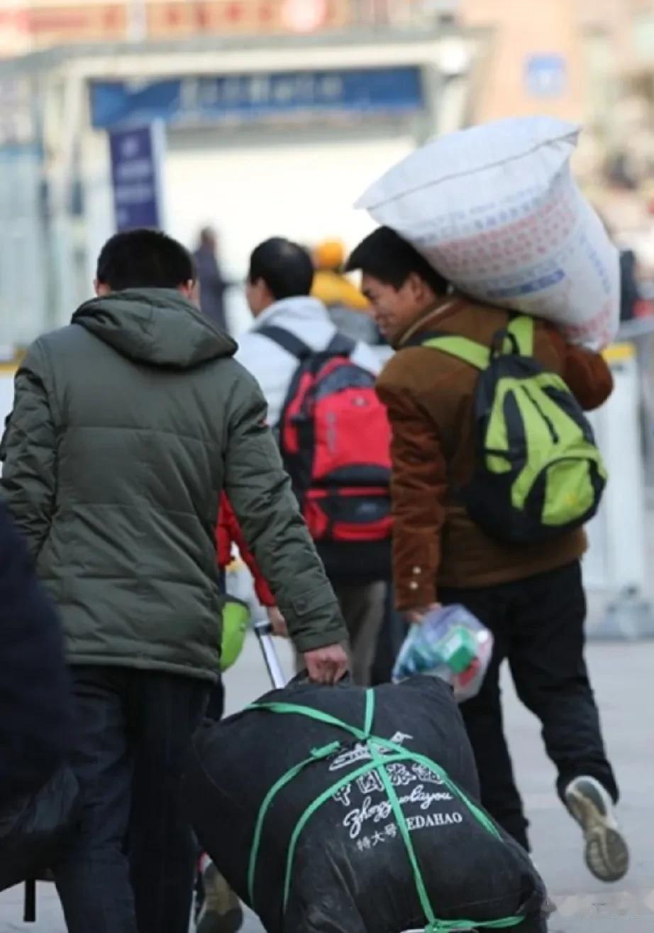今年，农民工返乡潮提前了2个月，大概四点原因:

1.部分工地资金紧张，于是提前