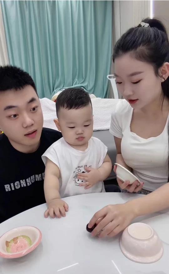 樱桃放这了，丫头在哪个碗里？好棒，鼓掌。