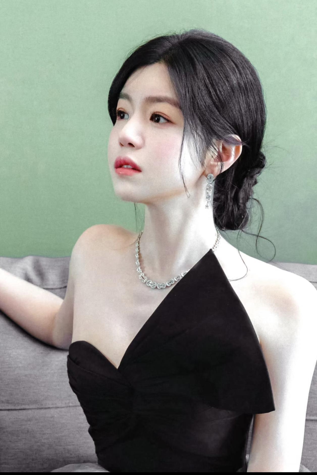 陈妍希离婚之后，
好像变得和之前不一样了，
总觉得她以前特别的小女生，现在有点女