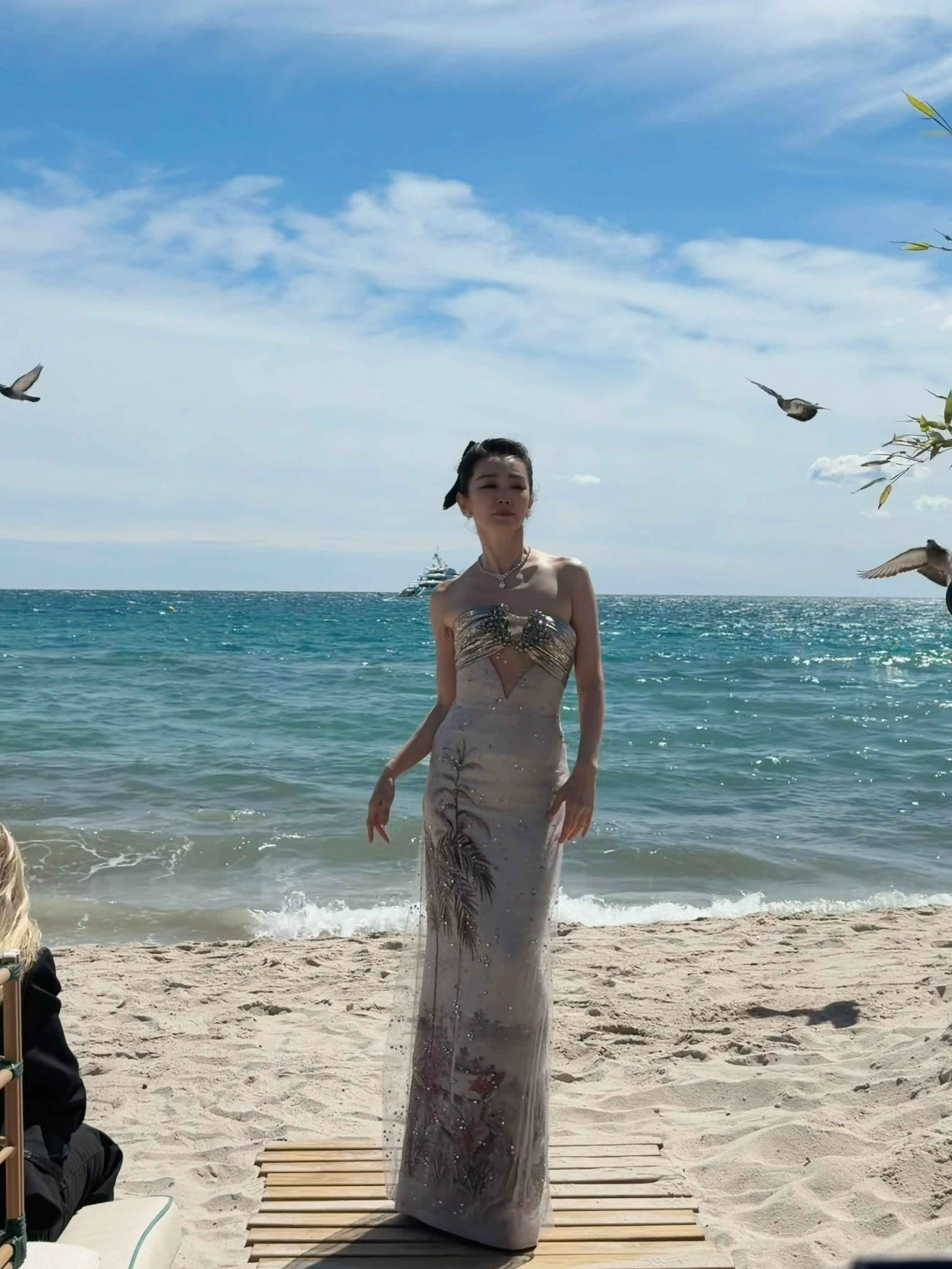 李冰冰 × CANNES 2026. 时隔十年，莲花重返戛纳，身穿 Armani