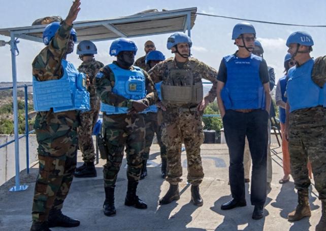 开打！联合国终于不再忍耐，维和部队对以色列开火，法军开第一枪。

这事儿得从黎巴