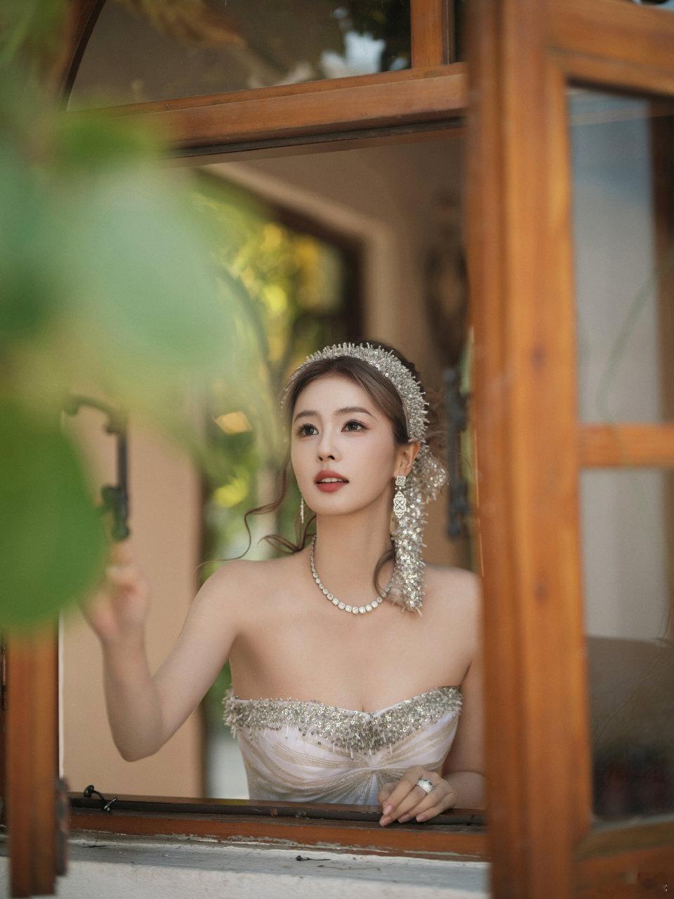 白鹿水晶发带公主裙 ​​​美神降临～白色公主裙搭配亮晶晶的发带，白鹿今天美的太超