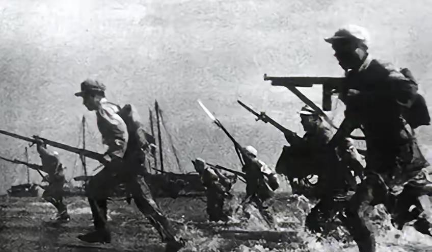 1950年，海南岛战役，我军两路并进连战连捷，韩先楚却突然敏锐察觉：“不对劲，薛